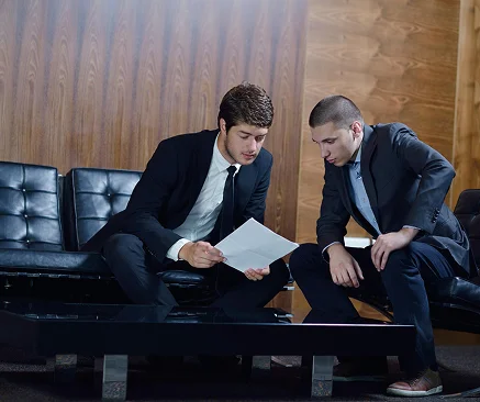 twee zakenmannen die samen een document bekijken en bespreken